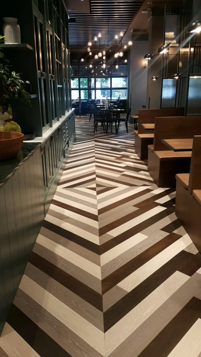 Restoran koridorunda çok tonlu Chevron parke
