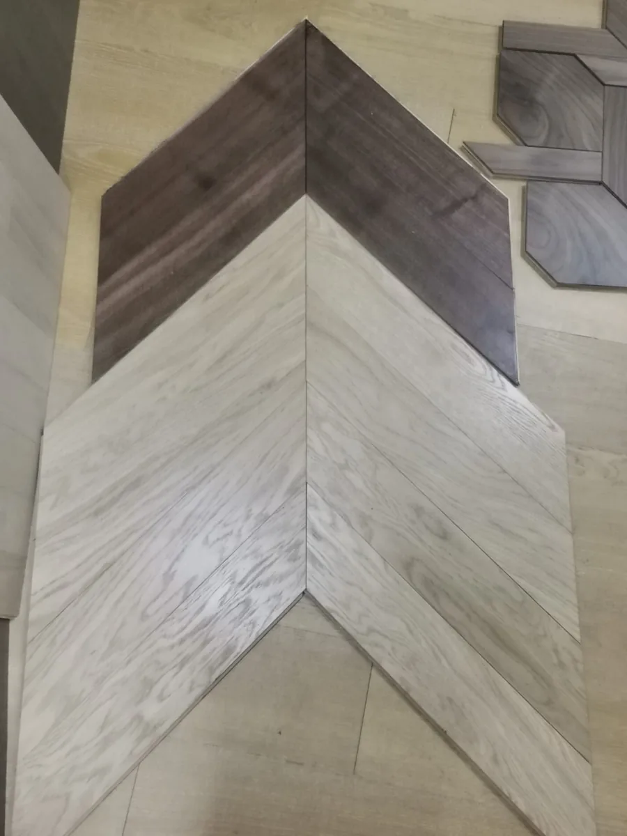 Açık ve koyu tonlarda Chevron parke numuneleri