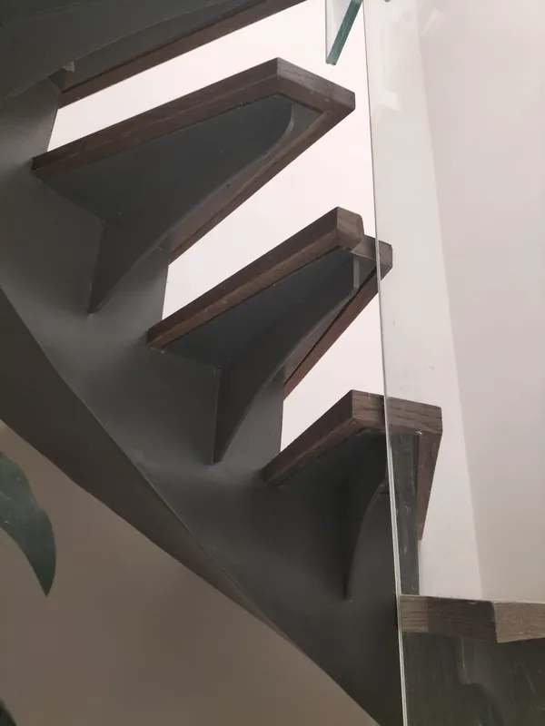 Duvardan taşıyıcılı koyu tonlu uçan merdiven basamakları