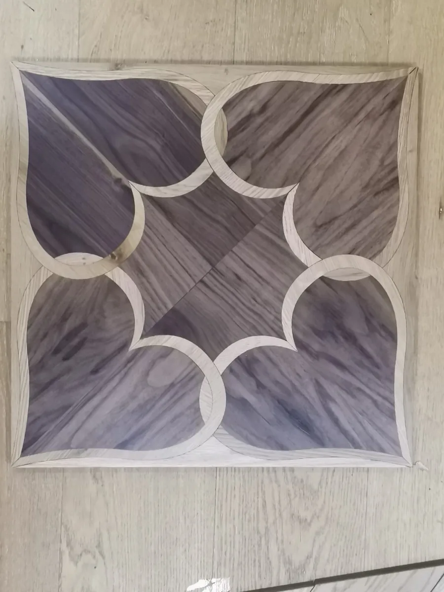 Füme meşe üzerine açık ahşap çiçek motifli marküteri panel