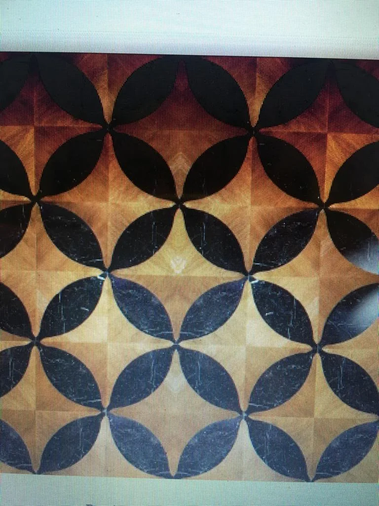 Koyu ve açık ahşapla daire motifli marküteri zemin