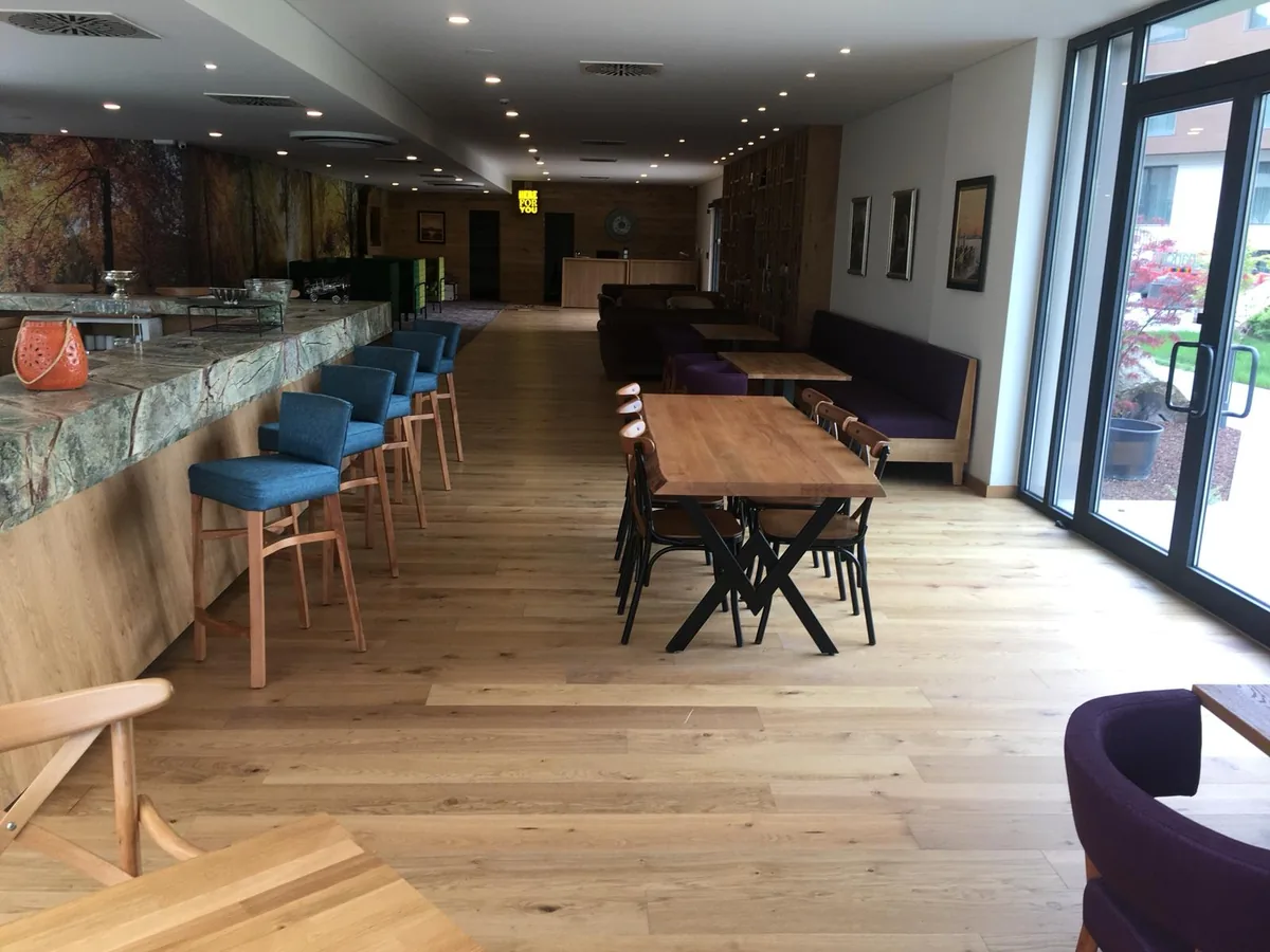 Restoran salonunda meşe lamine parke
