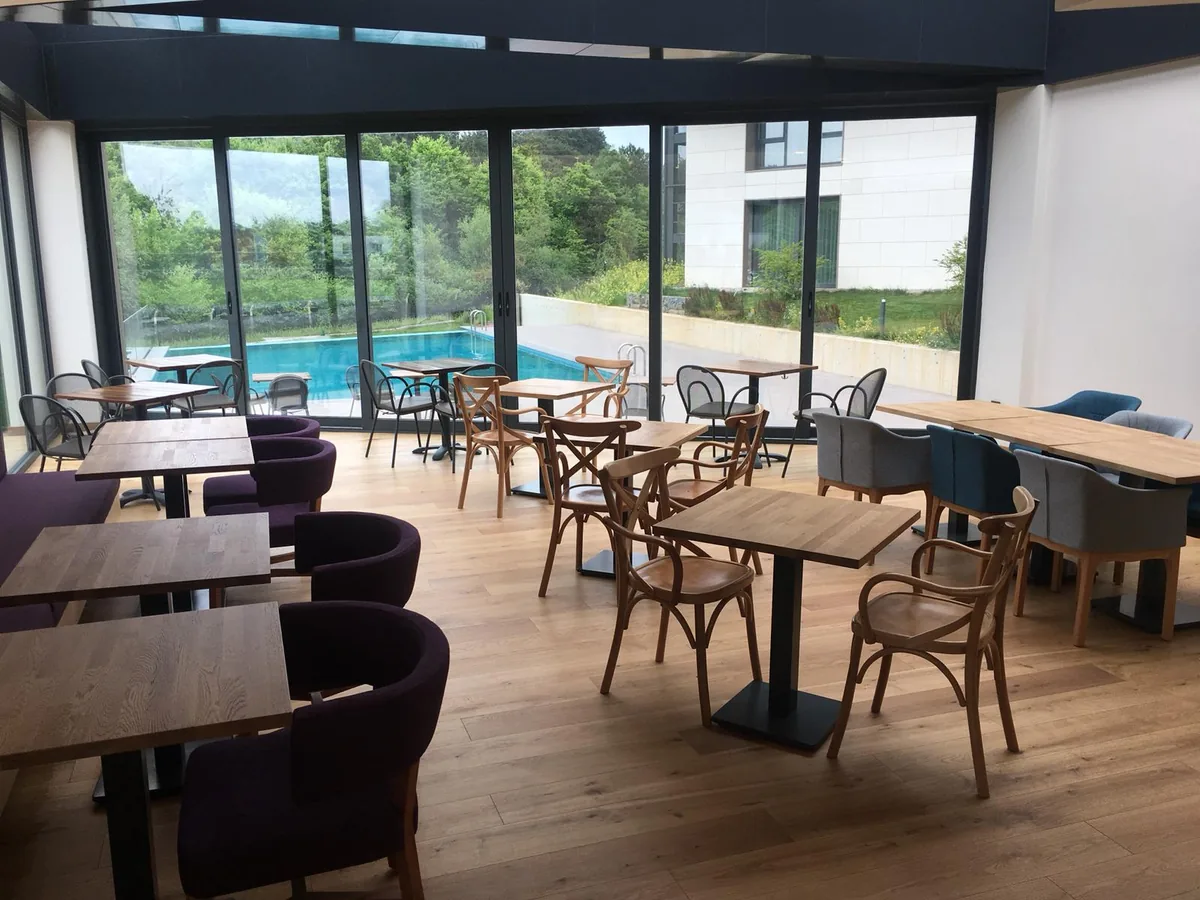 Havuz manzaralı restoranda meşe lamine parke