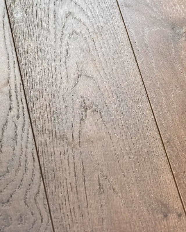 Geniş meşe plank parke, fırçalanmış yüzey dokusu