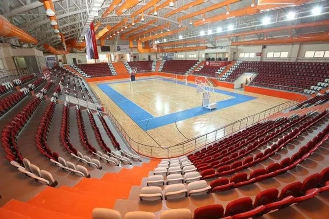 Spor salonunda laklı lamine spor parke, basketbol sahası çizgileri