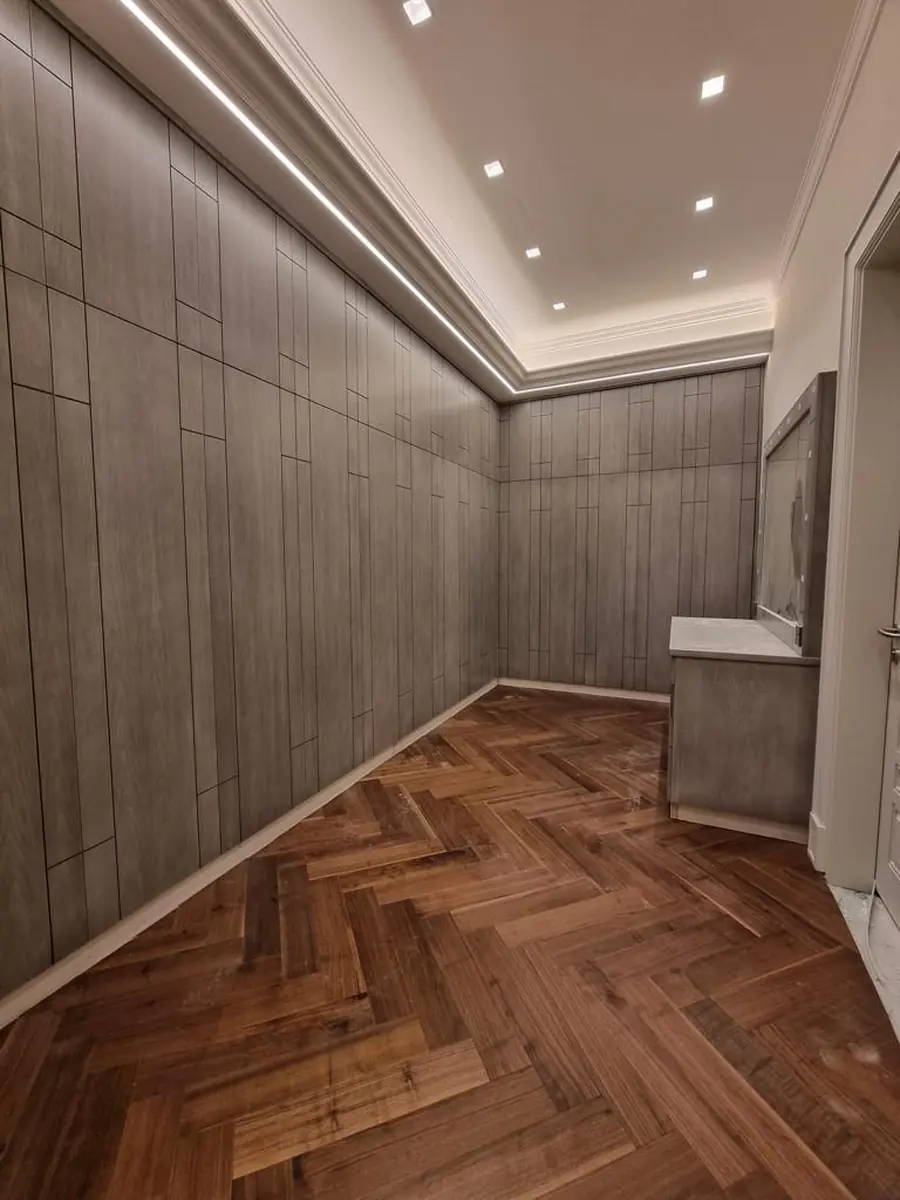 Ceviz balıksırtı parke uygulanmış konut giriş holü